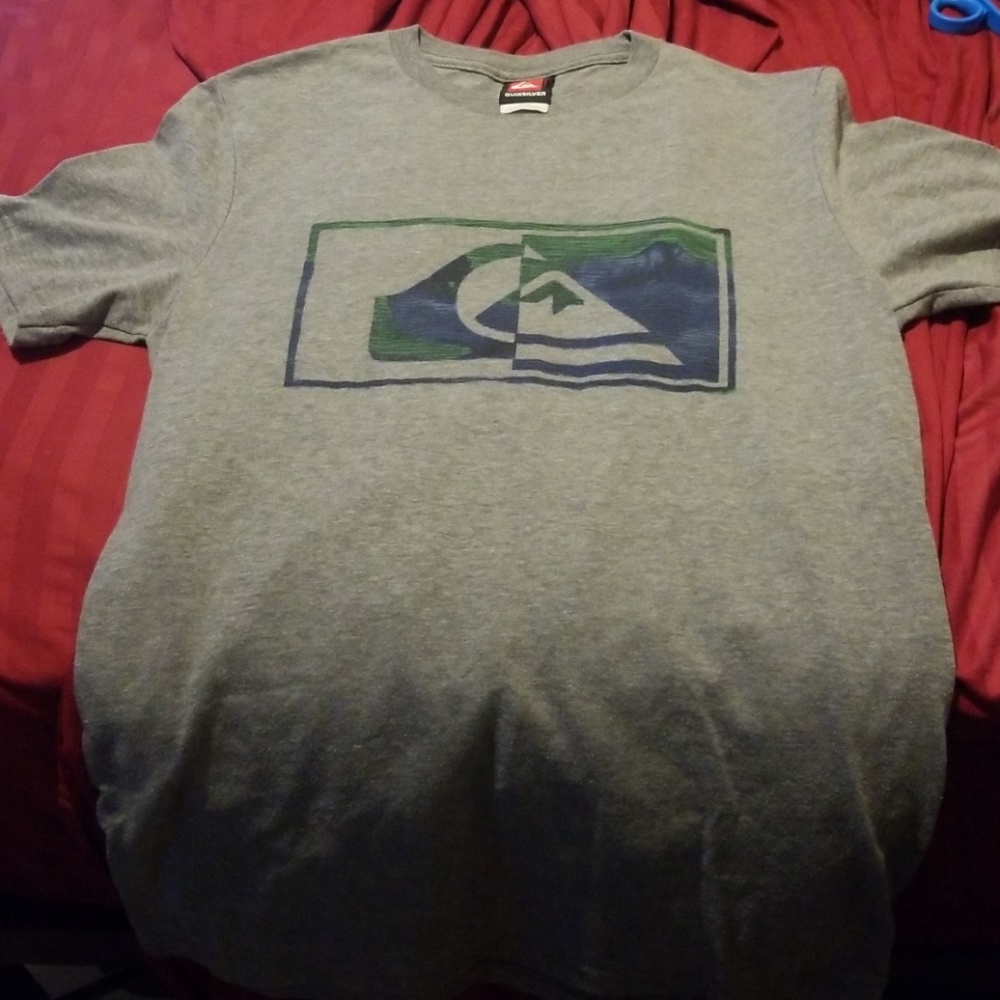 Quiksilver tshirt grey logo on the front